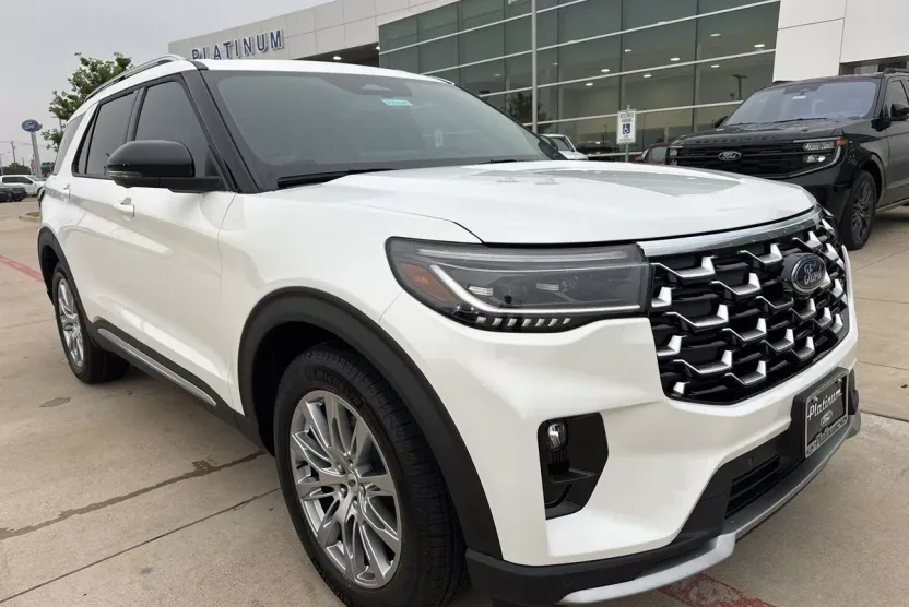 2025 Ford Explorer Platinum photo 1