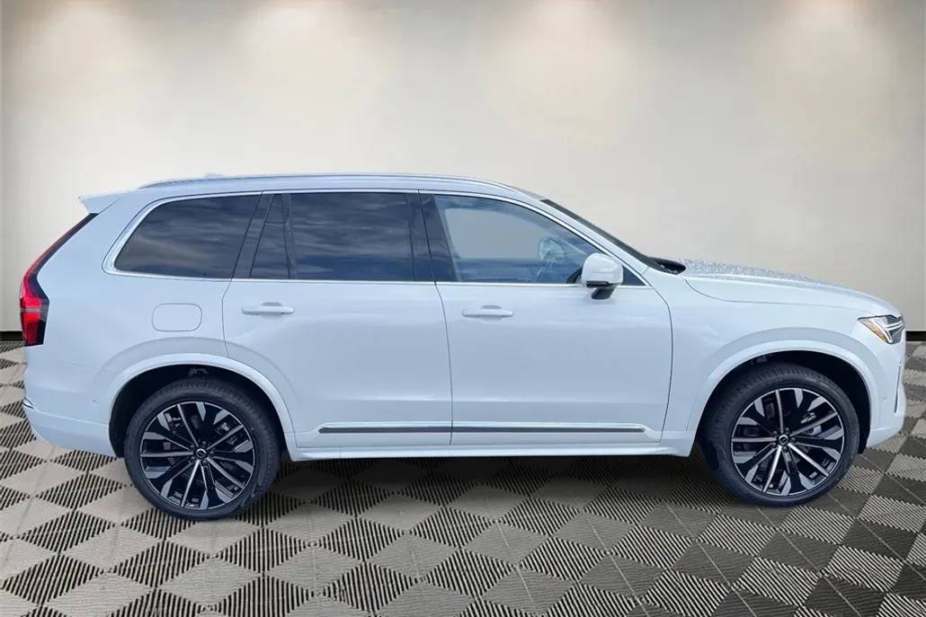 2025 Volvo XC90 T8 Plus photo 1