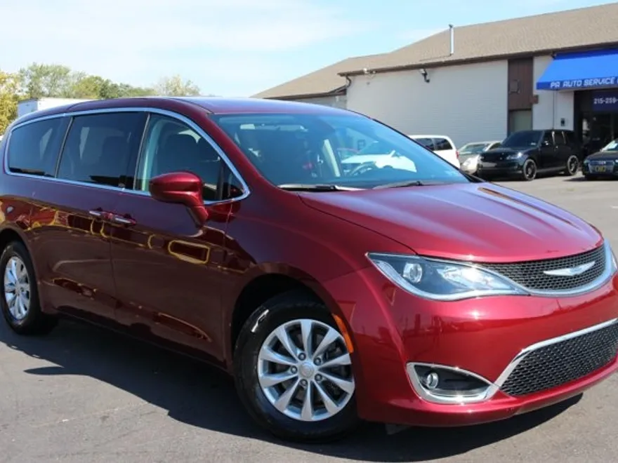 2018 Chrysler Pacifica Touring Plus photo 1