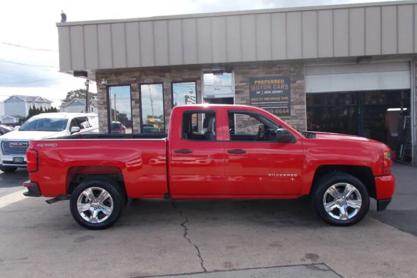 2017 Chevrolet Silverado 1500 Custom photo 1
