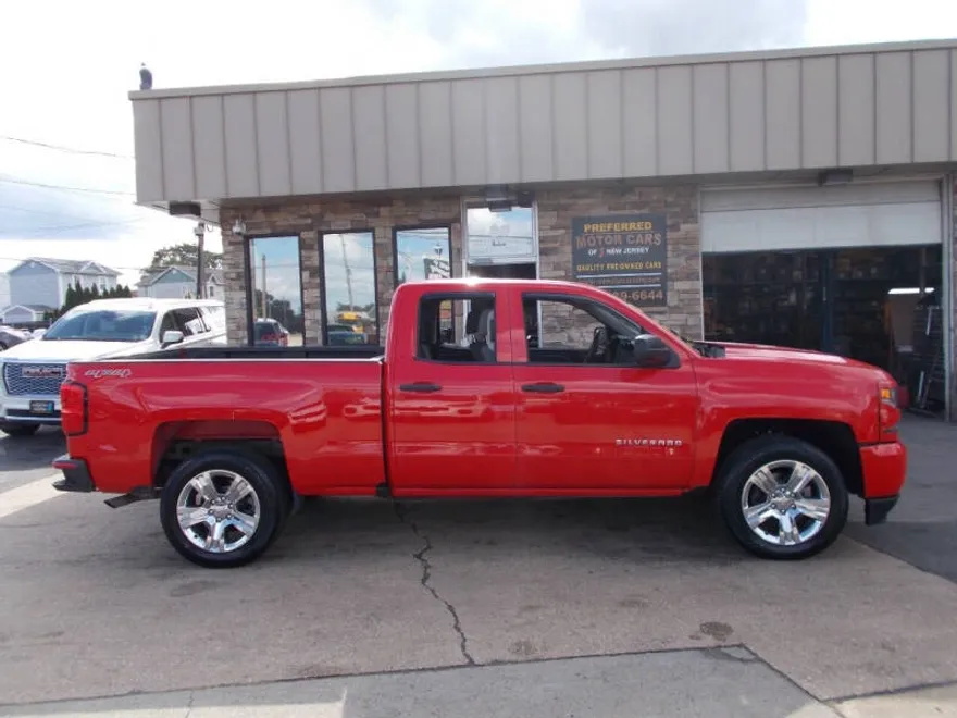 2017 Chevrolet Silverado 1500 Custom photo 1