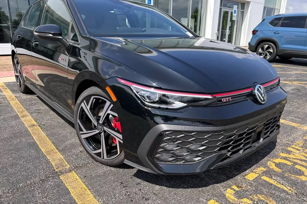2025 Volkswagen Golf GTI SE photo 1