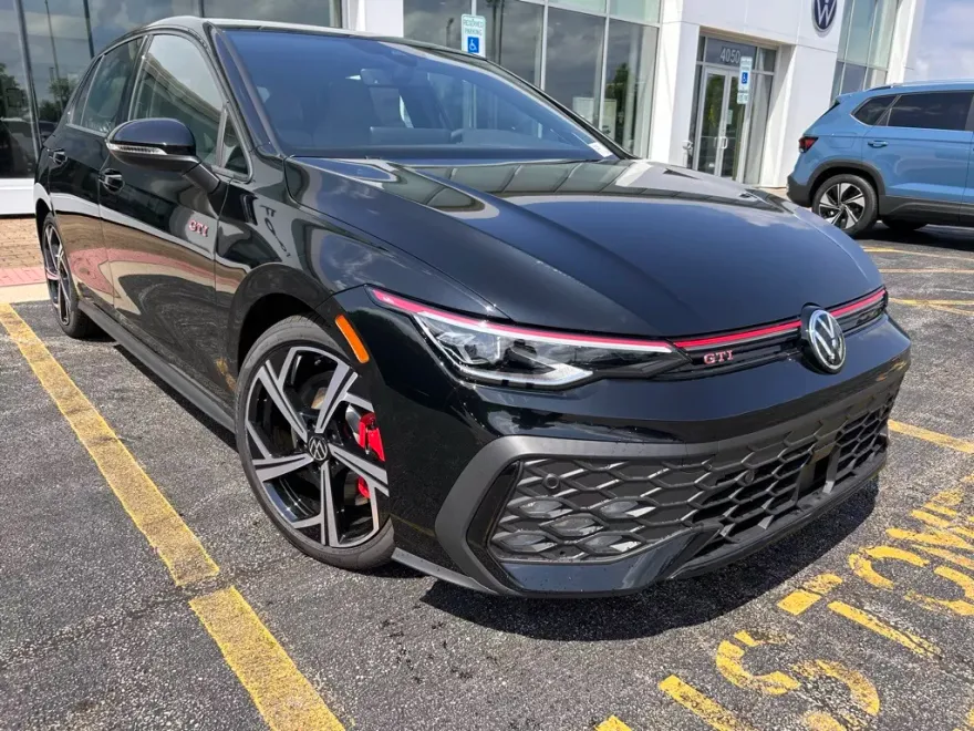2025 Volkswagen Golf GTI SE photo 1