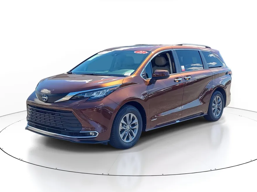 2021 Toyota Sienna XLE photo 1