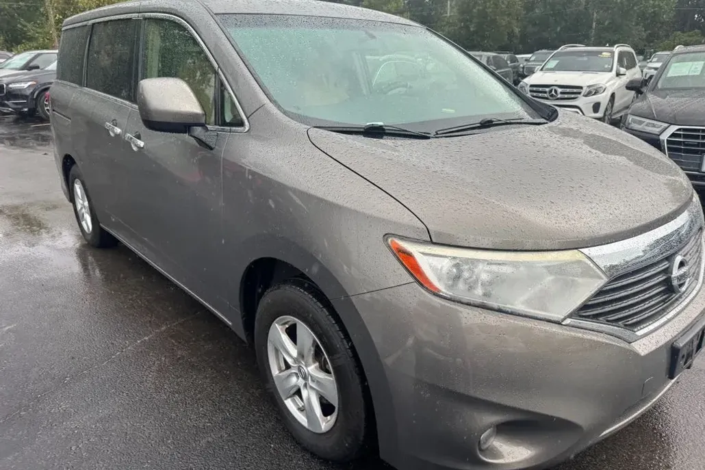 2015 Nissan Quest SV photo 1