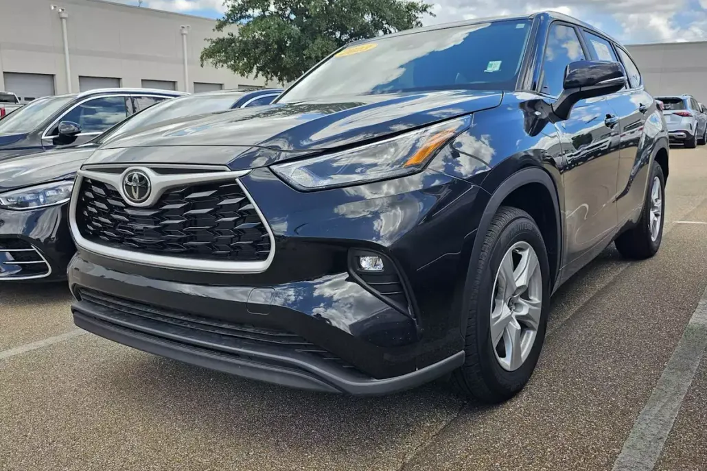 2023 Toyota Highlander L photo 1