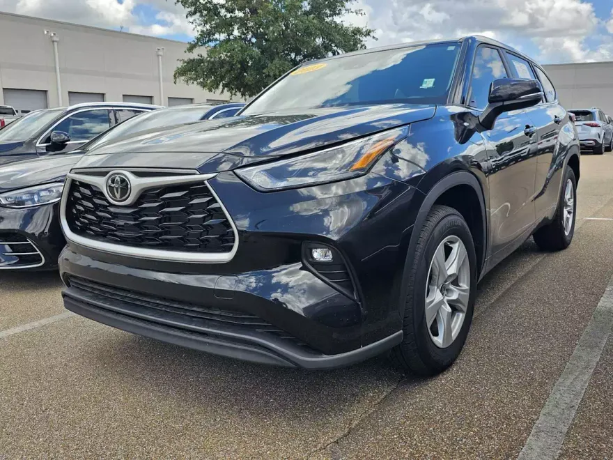 2023 Toyota Highlander L photo 1