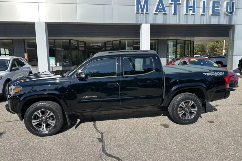 2017 Toyota Tacoma TRD Sport photo 1