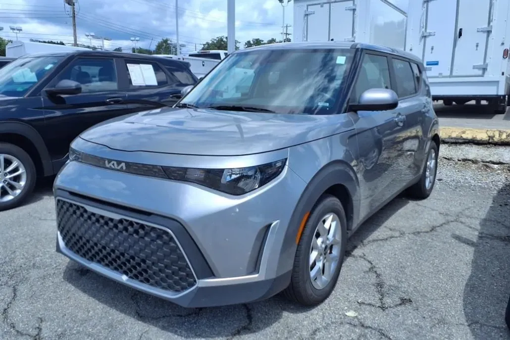2023 Kia Soul LX photo 1