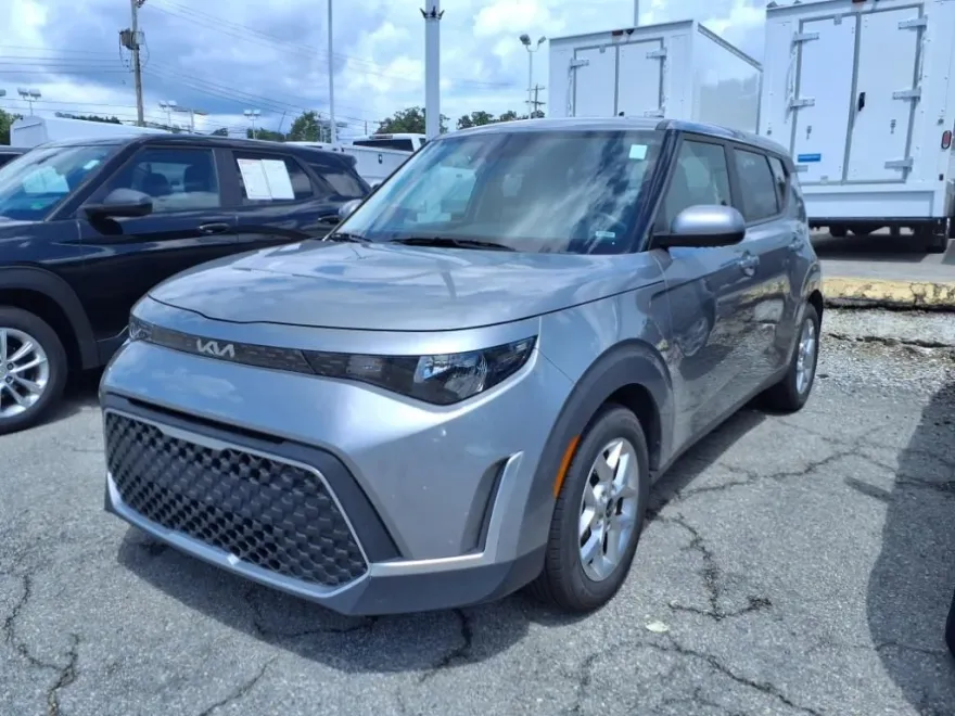 2023 Kia Soul LX photo 1