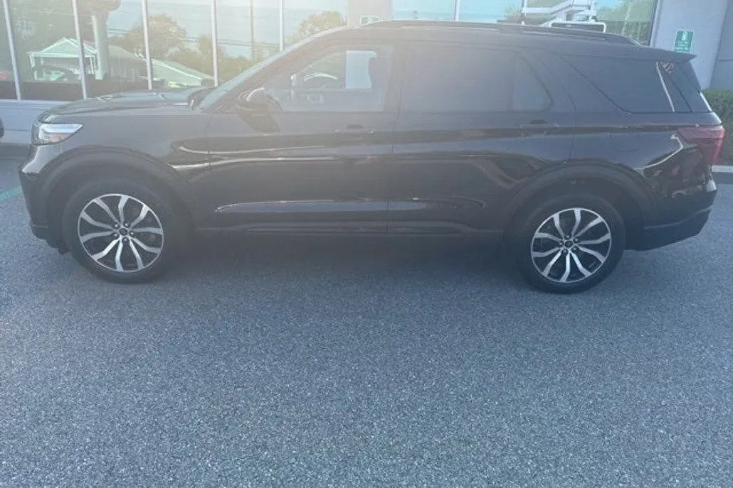 2022 Ford Explorer ST photo 1