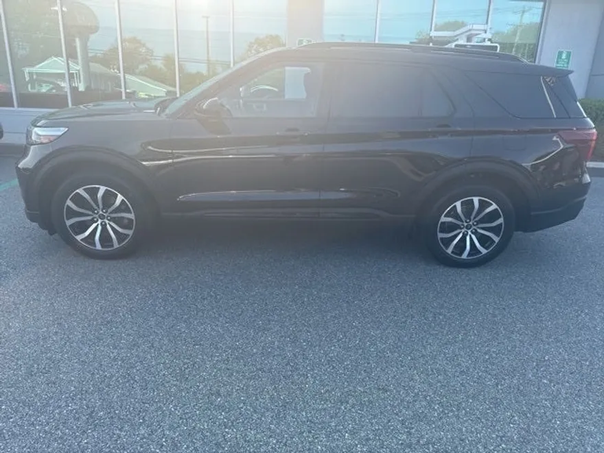 2022 Ford Explorer ST photo 1