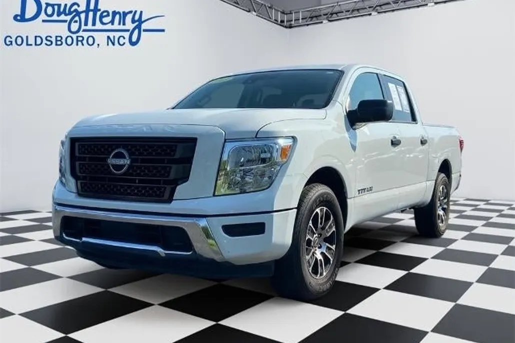 2023 Nissan Titan SV photo 1