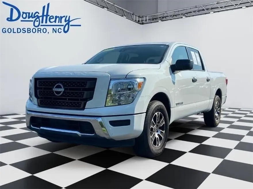 2023 Nissan Titan SV photo 1