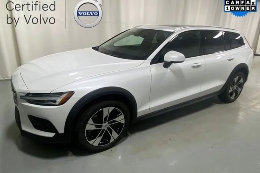 2024 Volvo V60 Cross Country B5 Plus photo 1