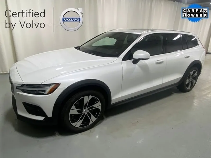 2024 Volvo V60 Cross Country B5 Plus photo 1