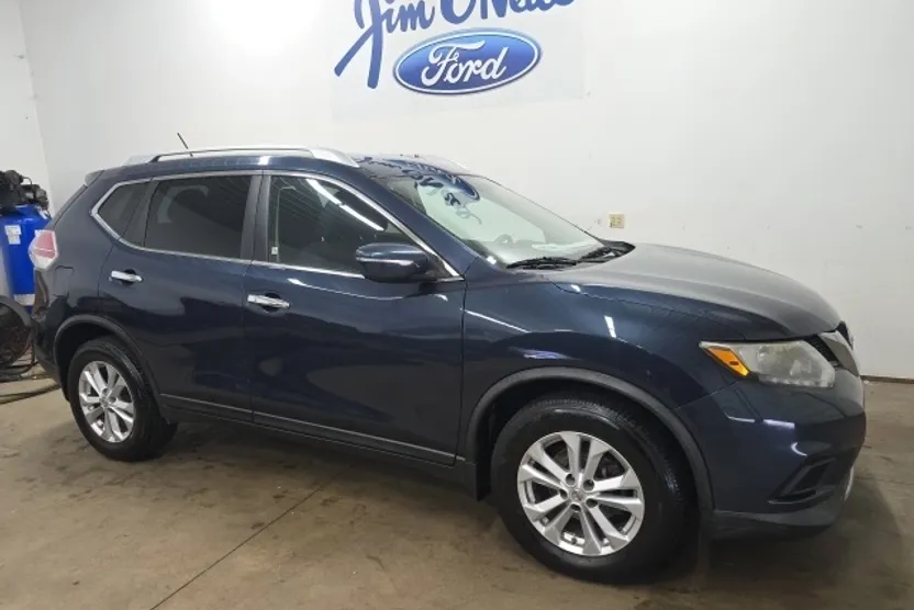 2015 Nissan Rogue SV photo 1