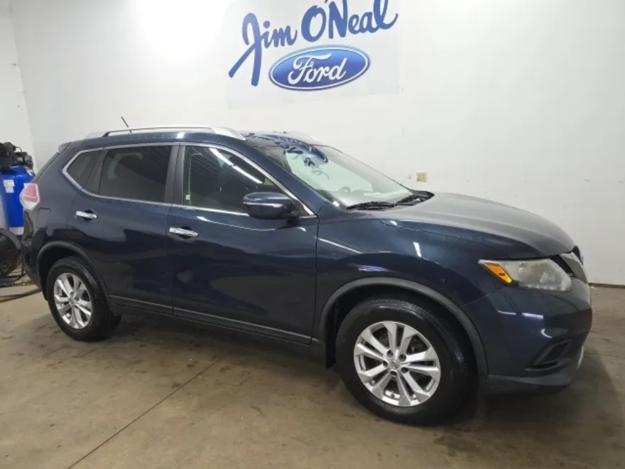 2015 Nissan Rogue SV photo 1