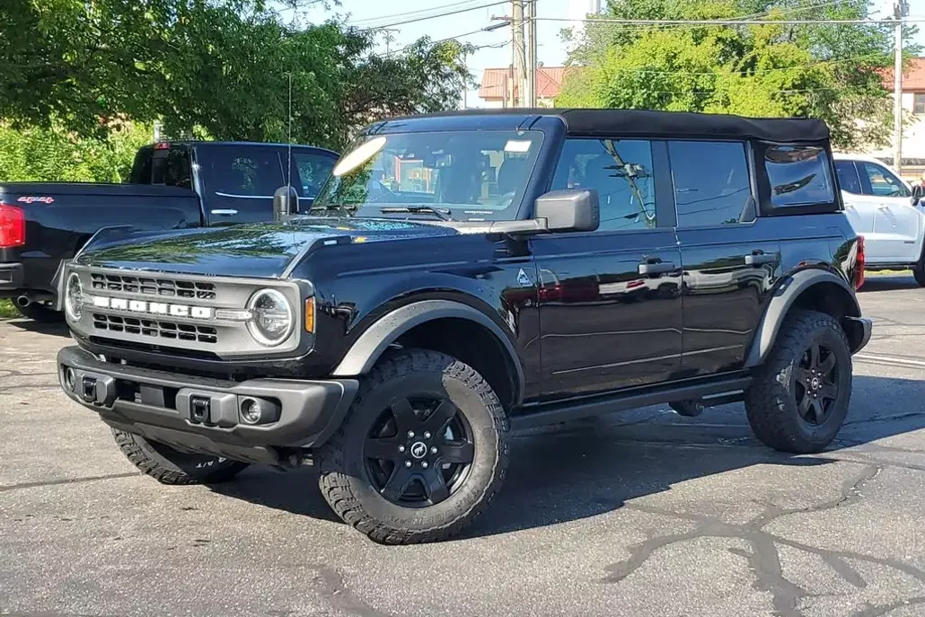 2023 Ford Bronco Base photo 1