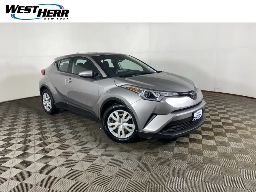 2019 Toyota C-HR LE photo 1