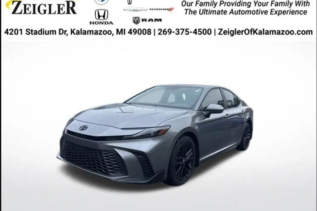 2025 Toyota Camry SE photo 1