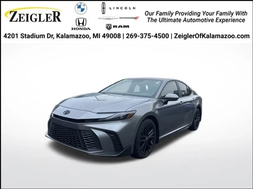 2025 Toyota Camry SE photo 1