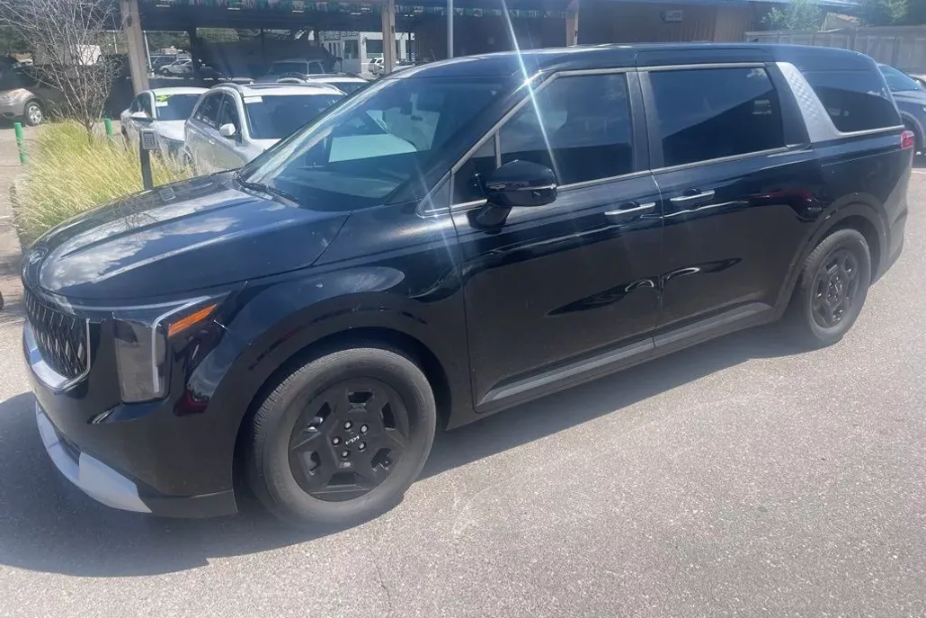 2025 Kia Carnival LXS photo 1