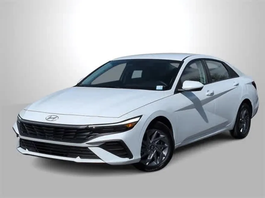 2024 Hyundai Elantra SEL photo 1