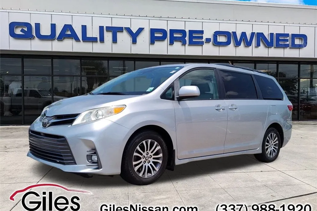 2019 Toyota Sienna XLE photo 1