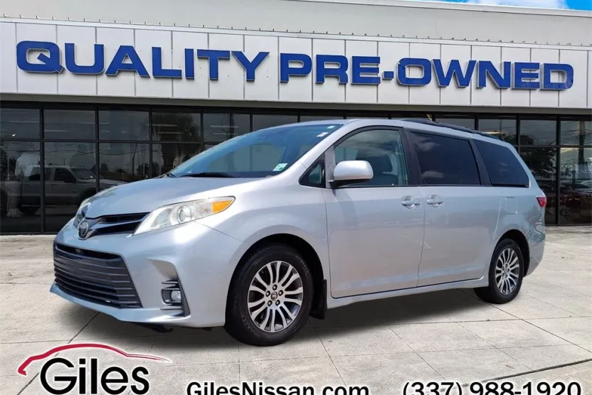 2019 Toyota Sienna XLE photo 1