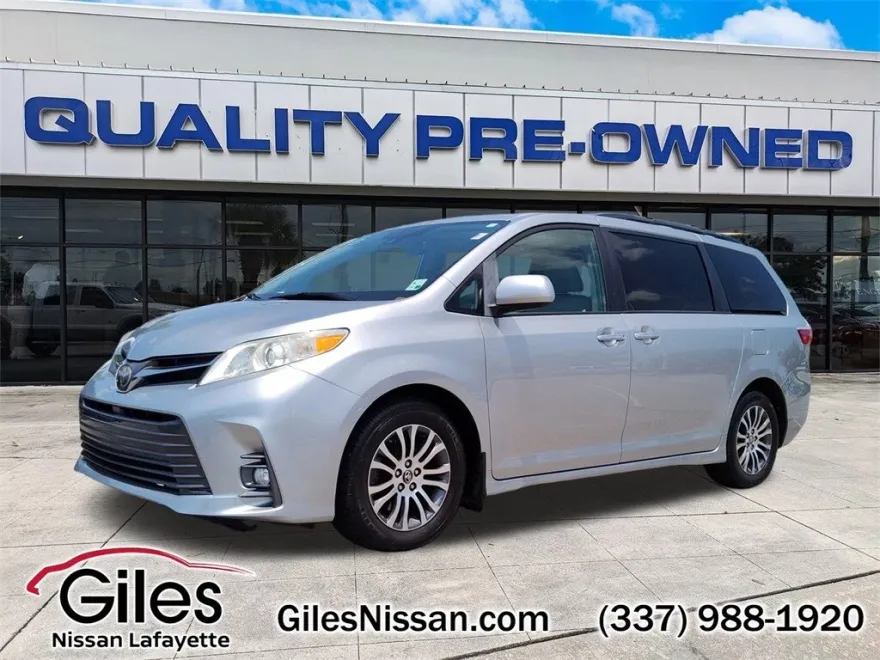 2019 Toyota Sienna XLE photo 1