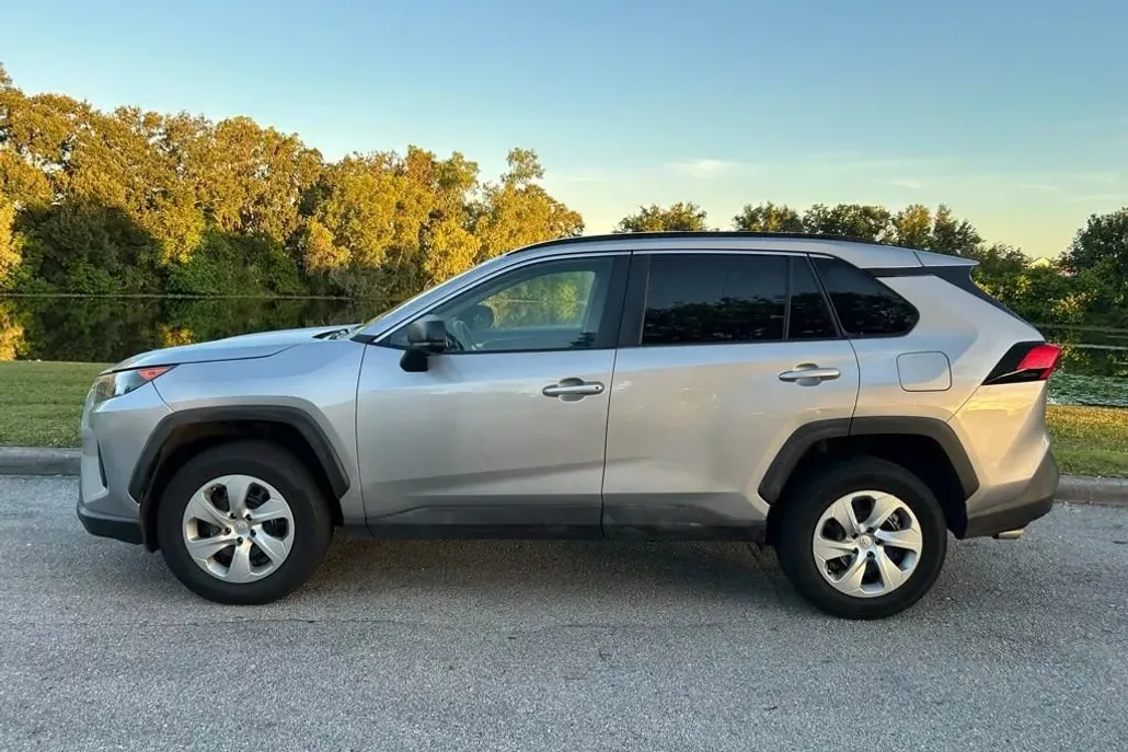 2021 Toyota RAV4 LE photo 1