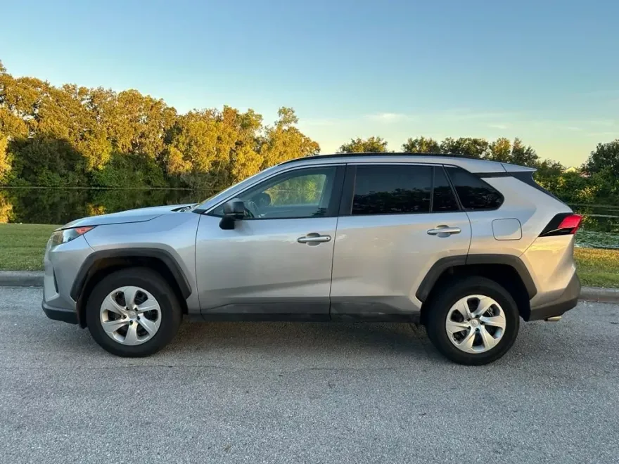 2021 Toyota RAV4 LE photo 1