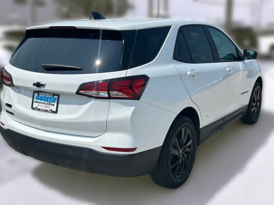 2023 Chevrolet Equinox LS photo 1