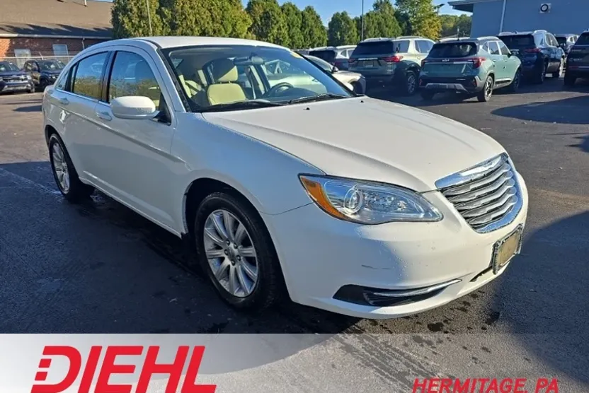 2013 Chrysler 200 Touring photo 1