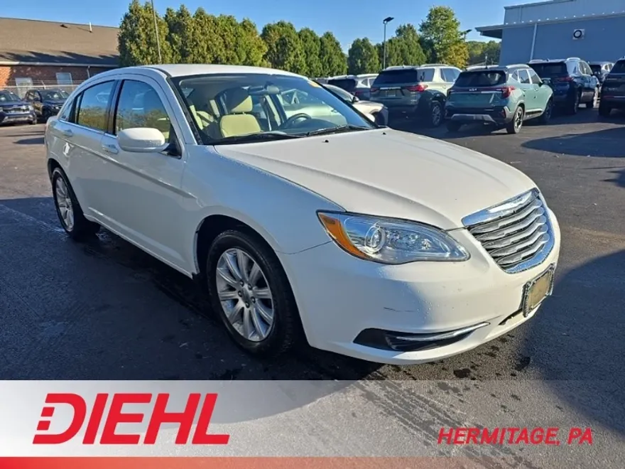 2013 Chrysler 200 Touring photo 1