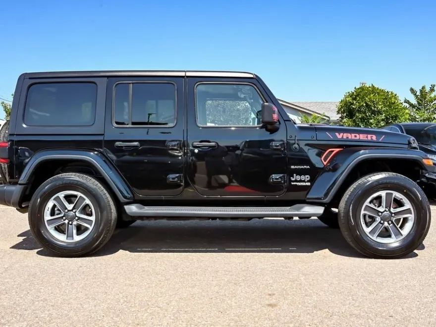 2019 Jeep Wrangler Unlimited Sahara photo 1
