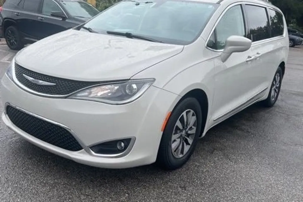2020 Chrysler Pacifica Touring Plus photo 1