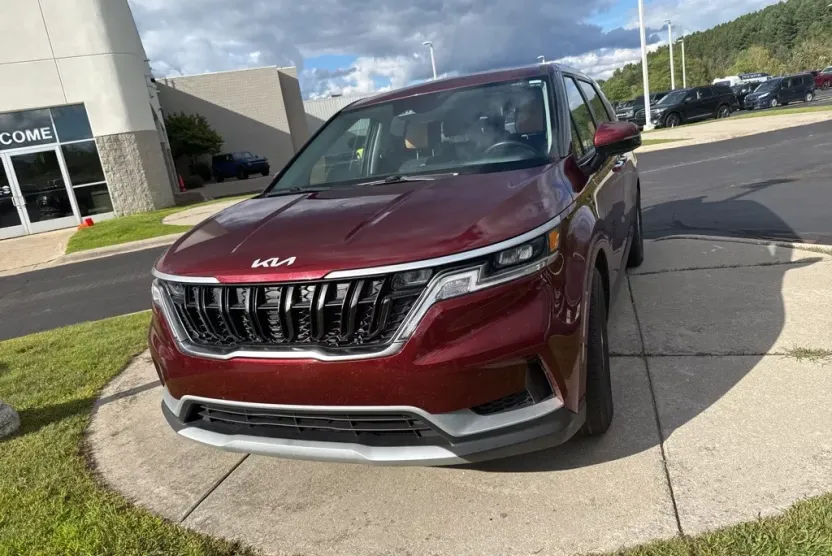 2024 Kia Carnival LX photo 1