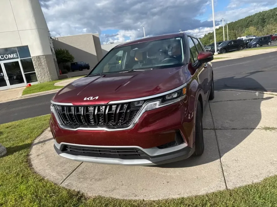 2024 Kia Carnival LX photo 1