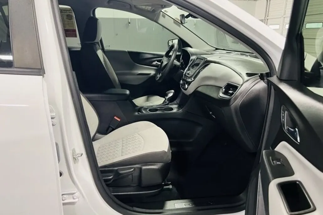2023 Chevrolet Equinox LS photo 1