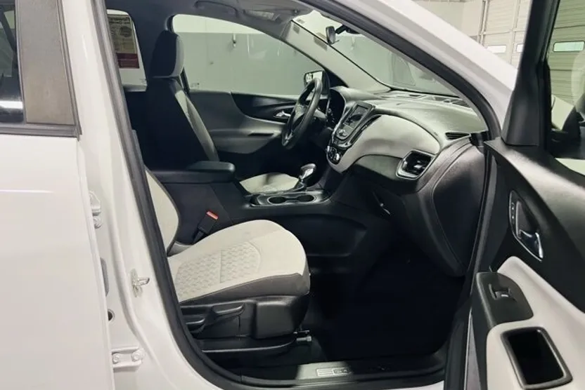 2023 Chevrolet Equinox LS photo 1