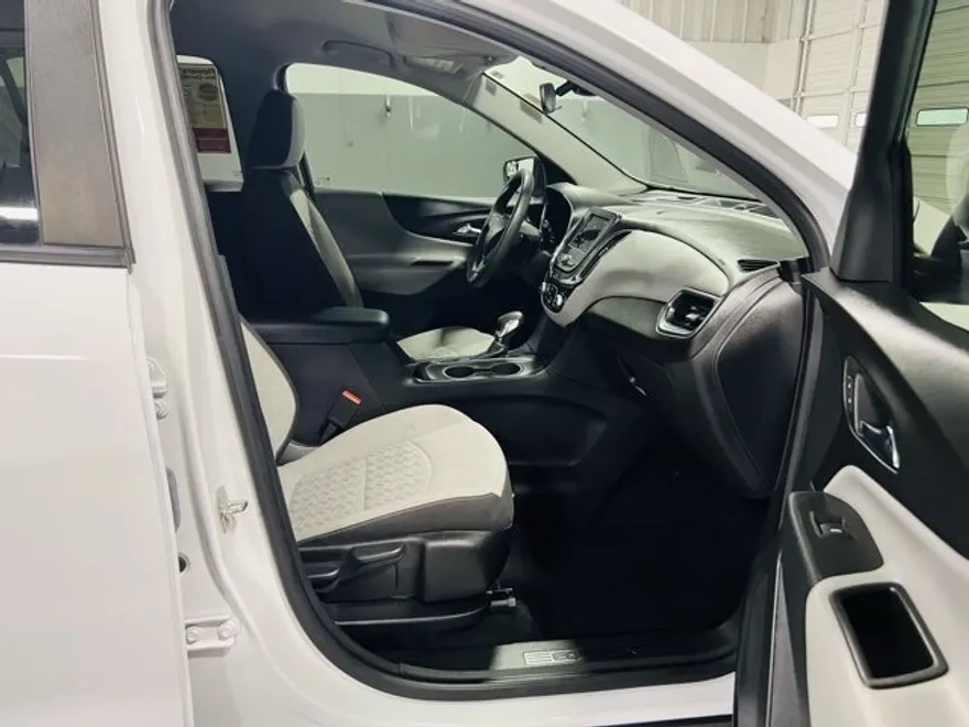 2023 Chevrolet Equinox LS photo 1