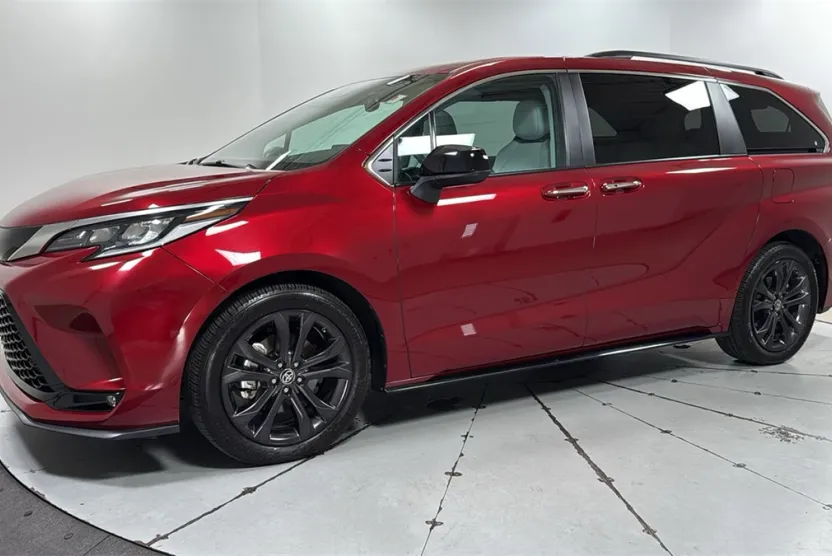2024 Toyota Sienna XSE photo 1