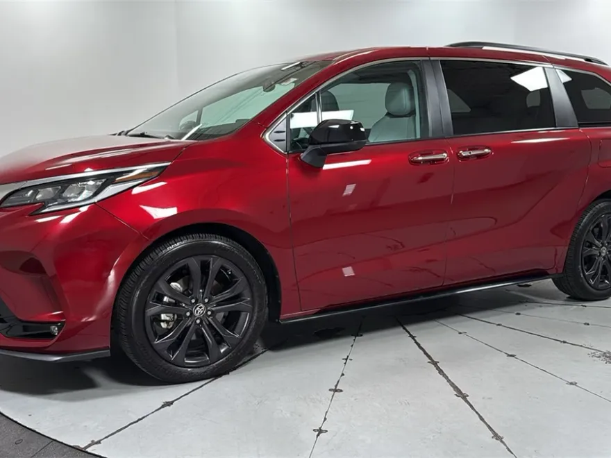 2024 Toyota Sienna XSE photo 1
