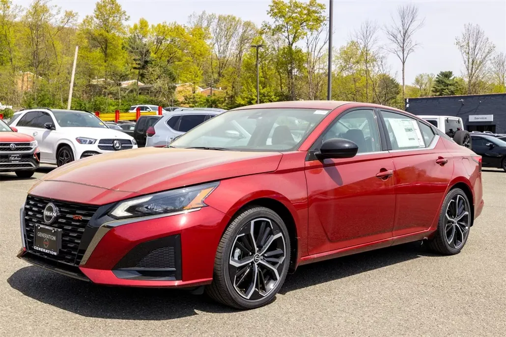 2025 Nissan Altima SR photo 1