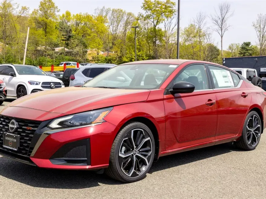 2025 Nissan Altima SR photo 1