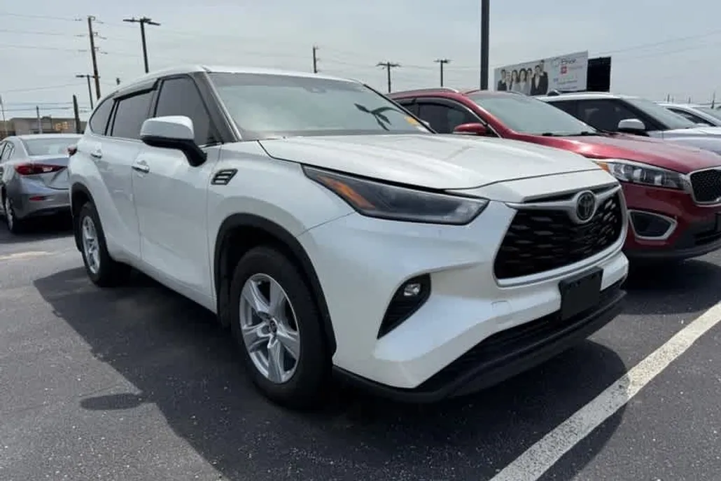 2021 Toyota Highlander LE photo 1