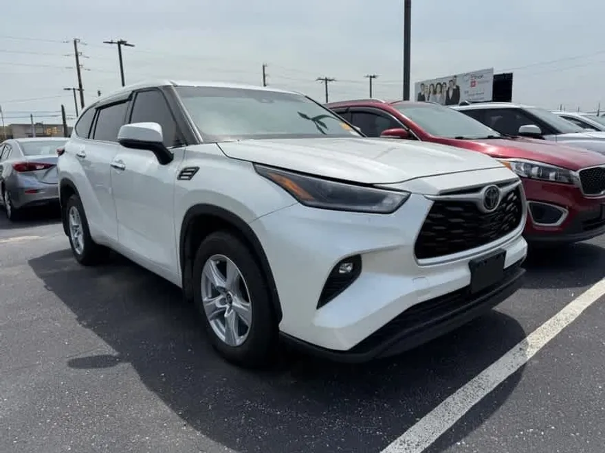 2021 Toyota Highlander LE photo 1