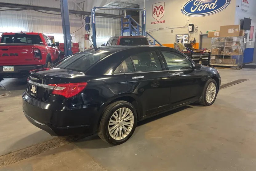 2011 Chrysler 200 Limited photo 1
